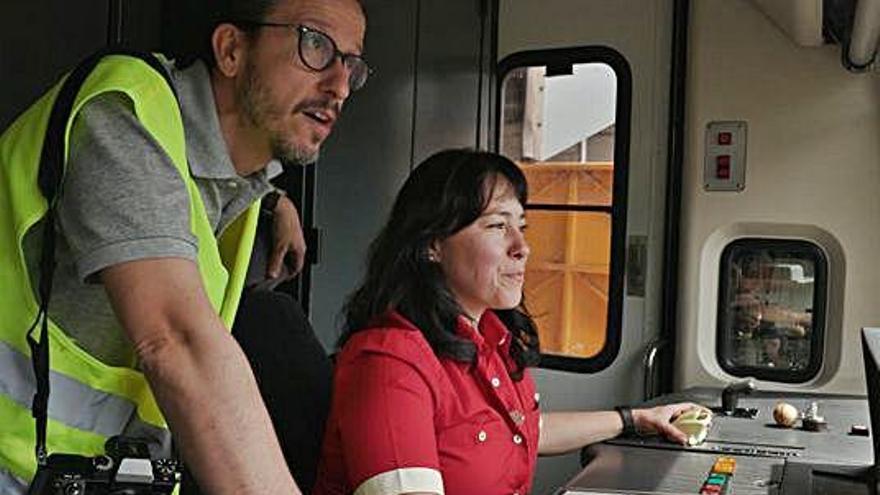 Enric Lucena, a la cabina d&#039;un tren dels Ferrocarrils catalans.