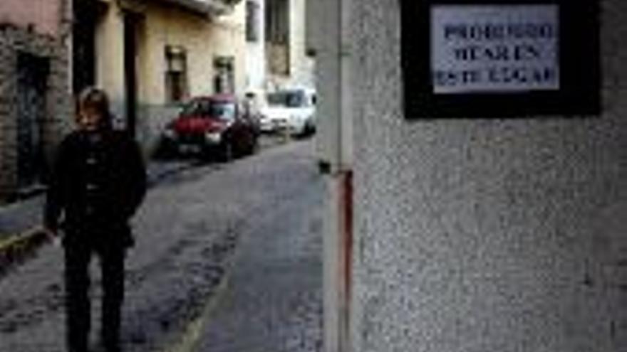 Los vecinos de Mateo Guillén prohíben orinar en esta calle