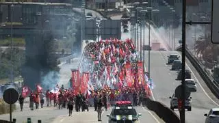 La manifestación del metal corta el acceso a A Coruña por Alfonso Molina