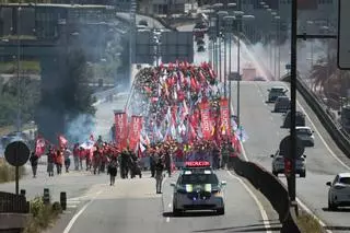 La manifestación del metal corta el acceso a A Coruña por Alfonso Molina