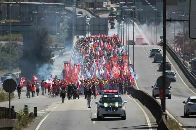 La manifestación del metal corta el acceso a A Coruña por Alfonso Molina