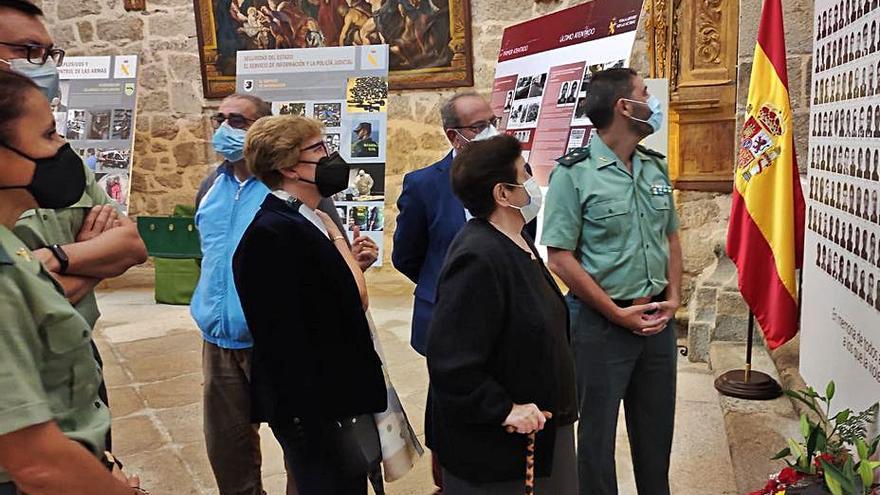 Autoridades junto a familiares del guardia observan la exposición. | Cedida