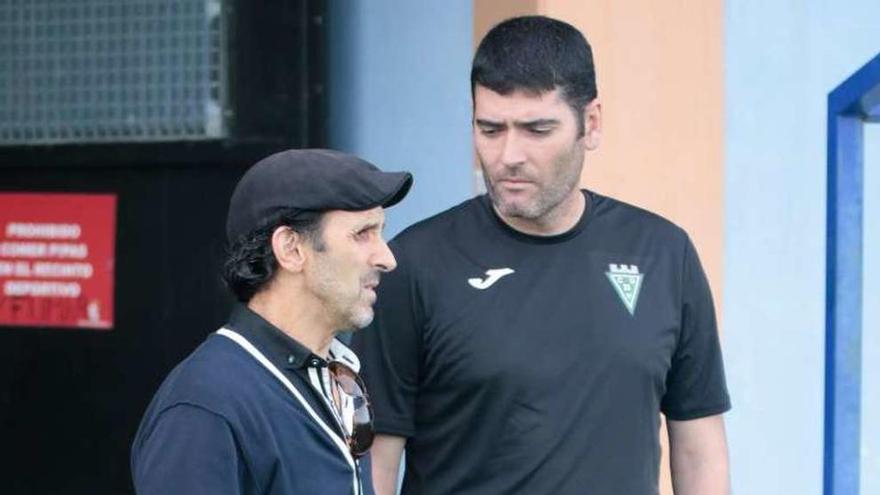 Los entrenadores, conversando antes de comenzar el encuentro.