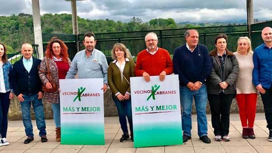 Foto de familia de los integrantes de la candidatura independiente Vecinos x Cabranes.