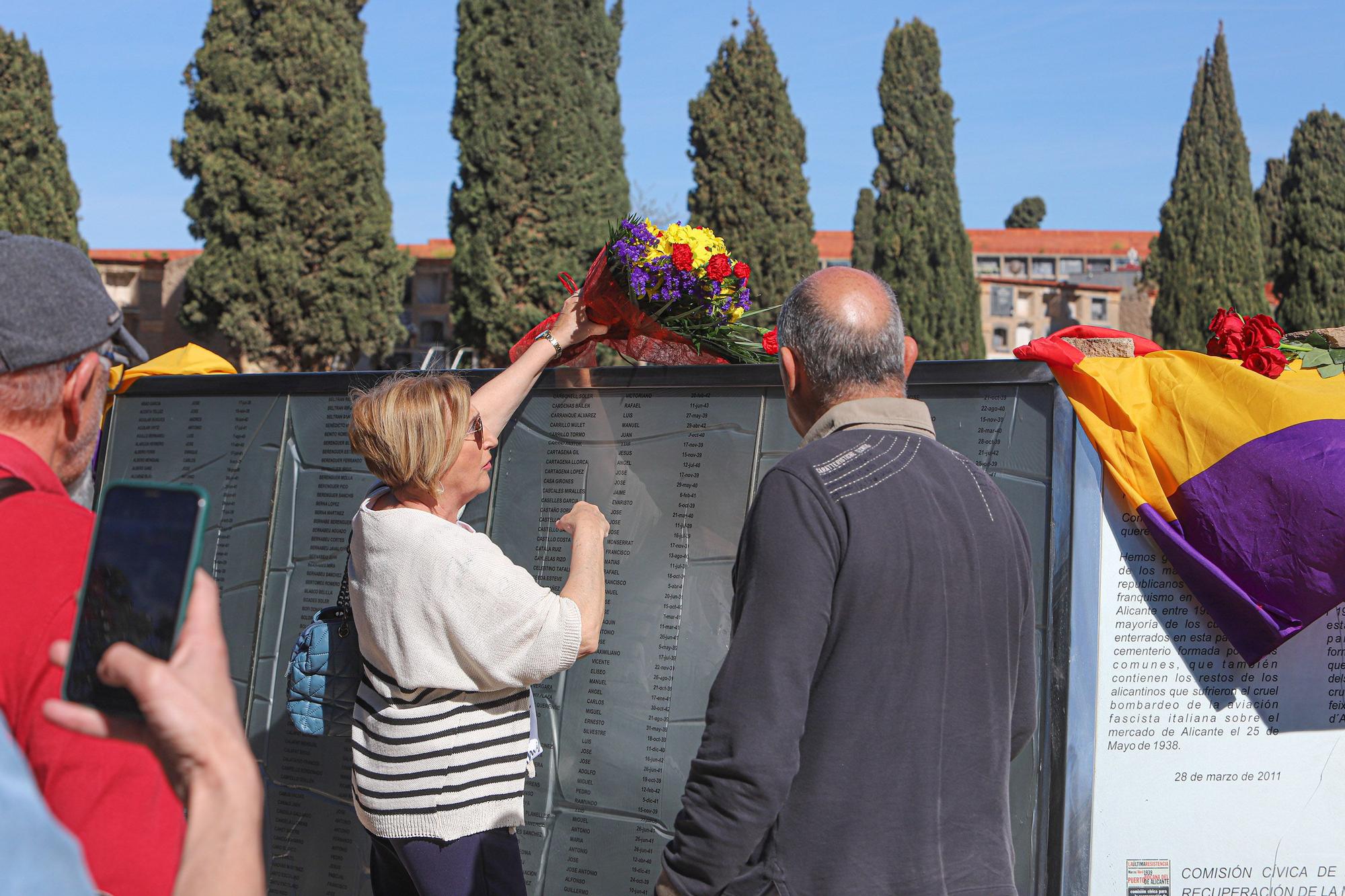 Concentración en el cementerio de Alicante por las personas fueron fusiladas y enterradas por el régimen franquista en fosas comunes