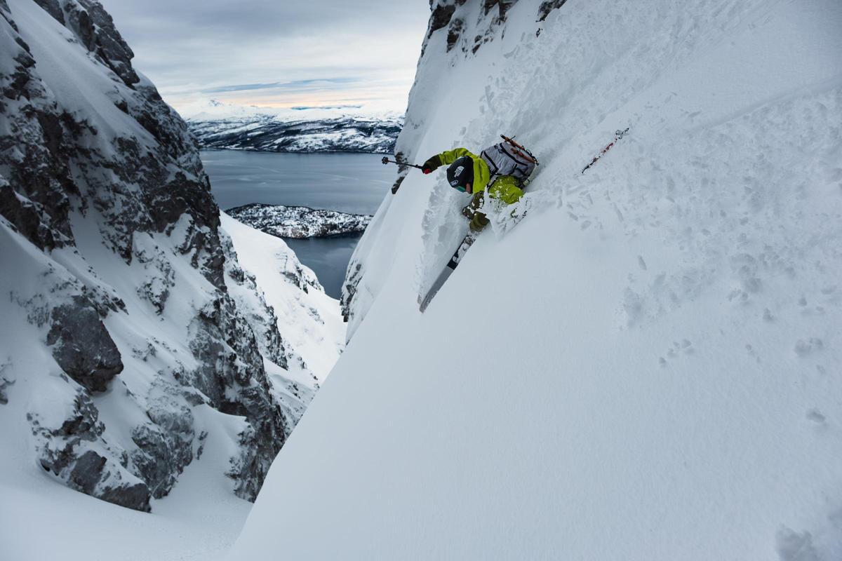 Aymar Navarro en uno de sus descensos acrobáticos por la nieve