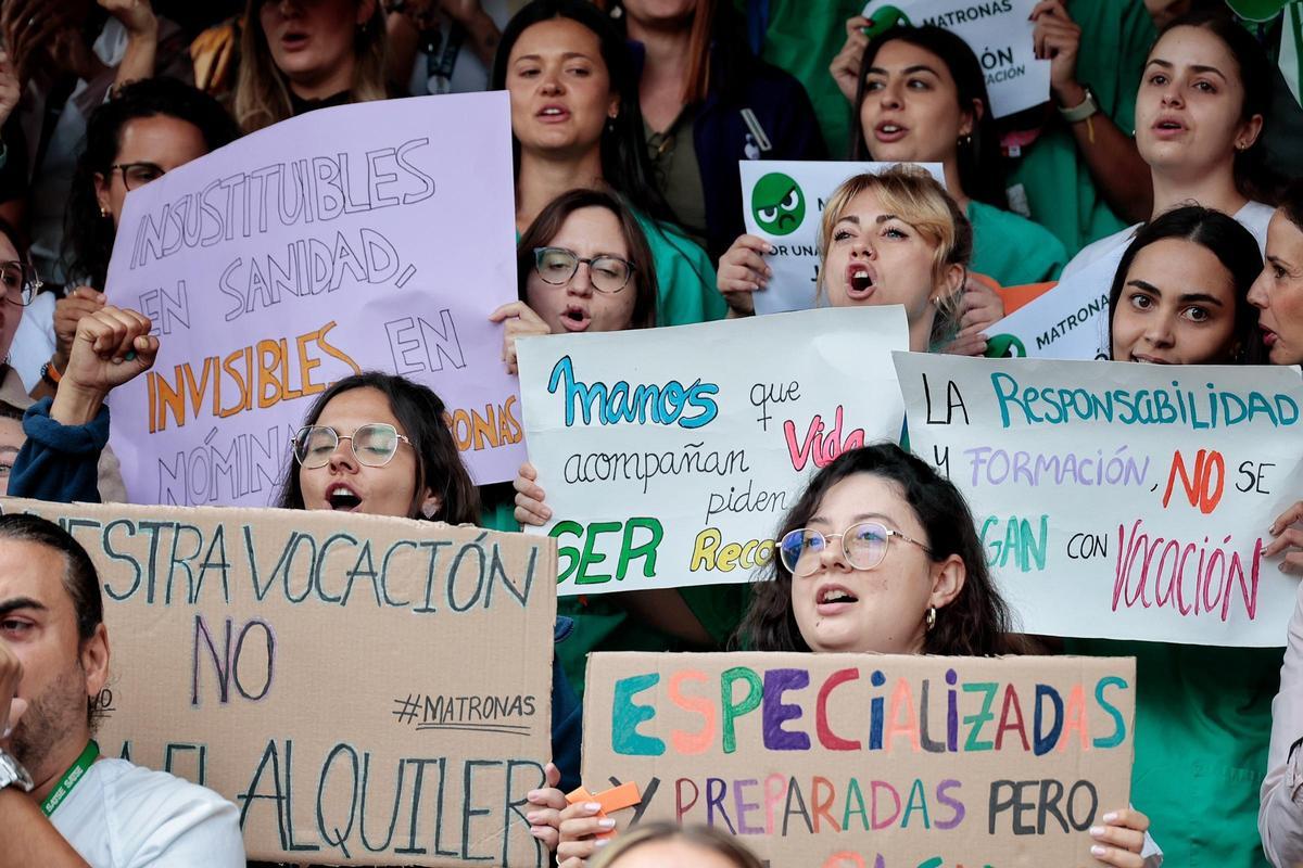 Concentración de matronas en el Hospital La Candelaria bajo el lema 'Nada que celebrar' Concentración de matronas en el Hospital La Candelaria bajo el lema 'Nada que celebrar'