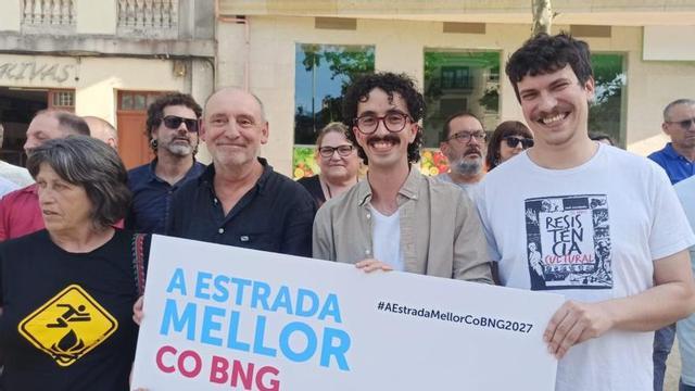 O candidato, arroupado por Reices e Fernández.  | F.C.