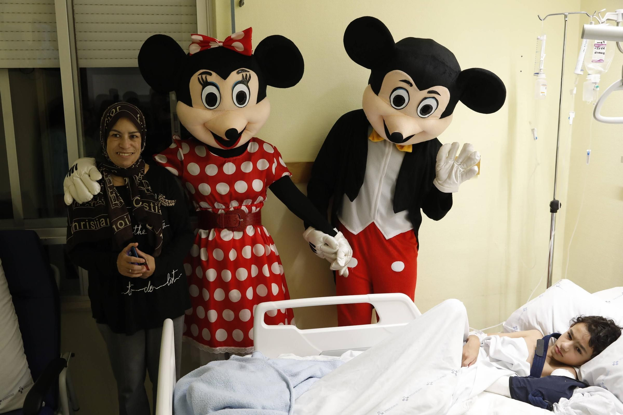 Así fue la visita de Mickey y Minnie Mouse al Hospital de Cabueñes (en imágenes)