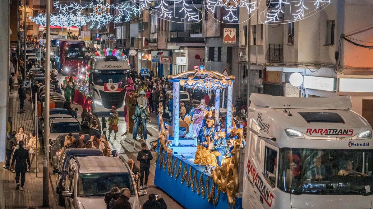 La Cabalgata de Reyes Magos a su paso por la capital extremeña.