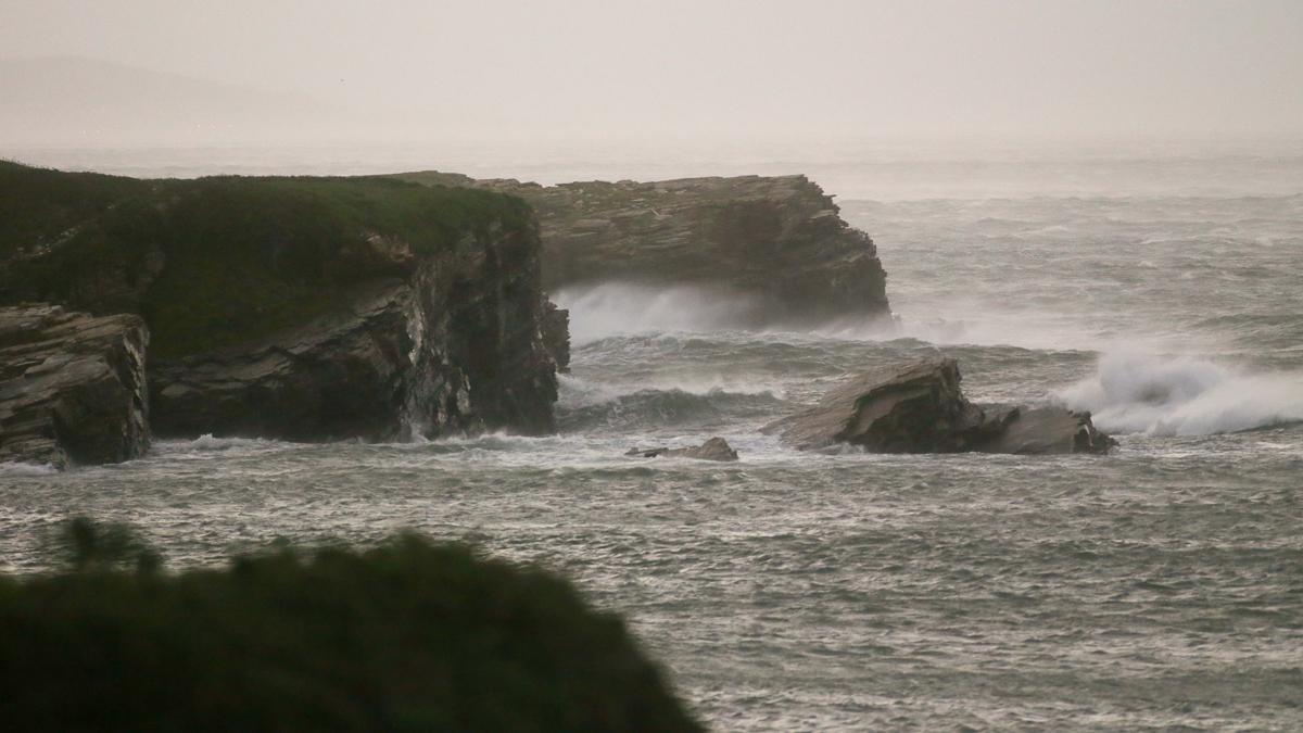 Oleaje durante la entrada de la borrasca Ciarán en Rinlo, A Mariña, Lugo, Galicia.