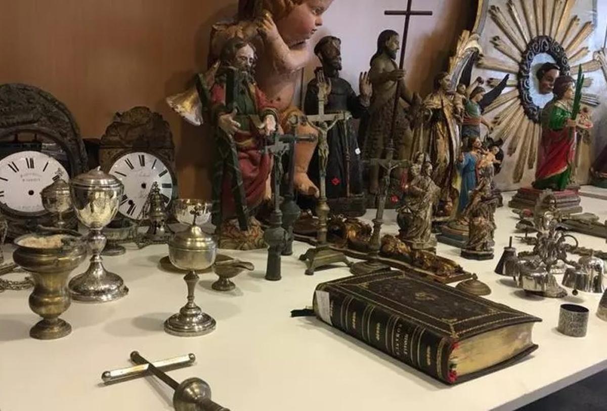 Objetos con siglos de historia entre el material intervenido en el caso. | FDV