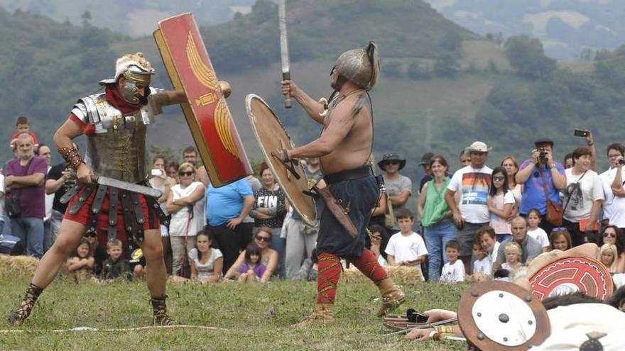 Un guerrero romano y otro astur luchan en el prau de la batalla de Carabanzo.