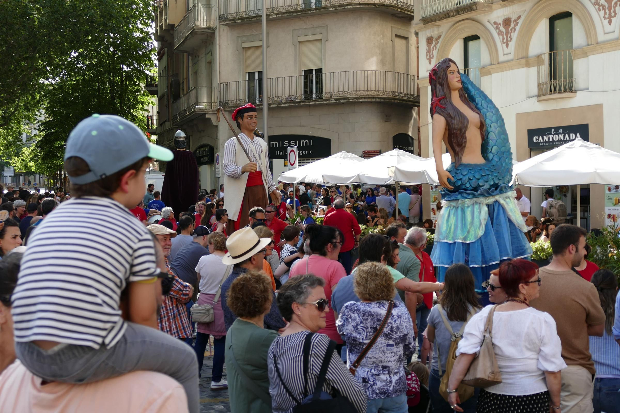 La trobada gegantera de la Diada de Santa Creu celebra els 30 anys dels Amics dels Gegants de Figueres
