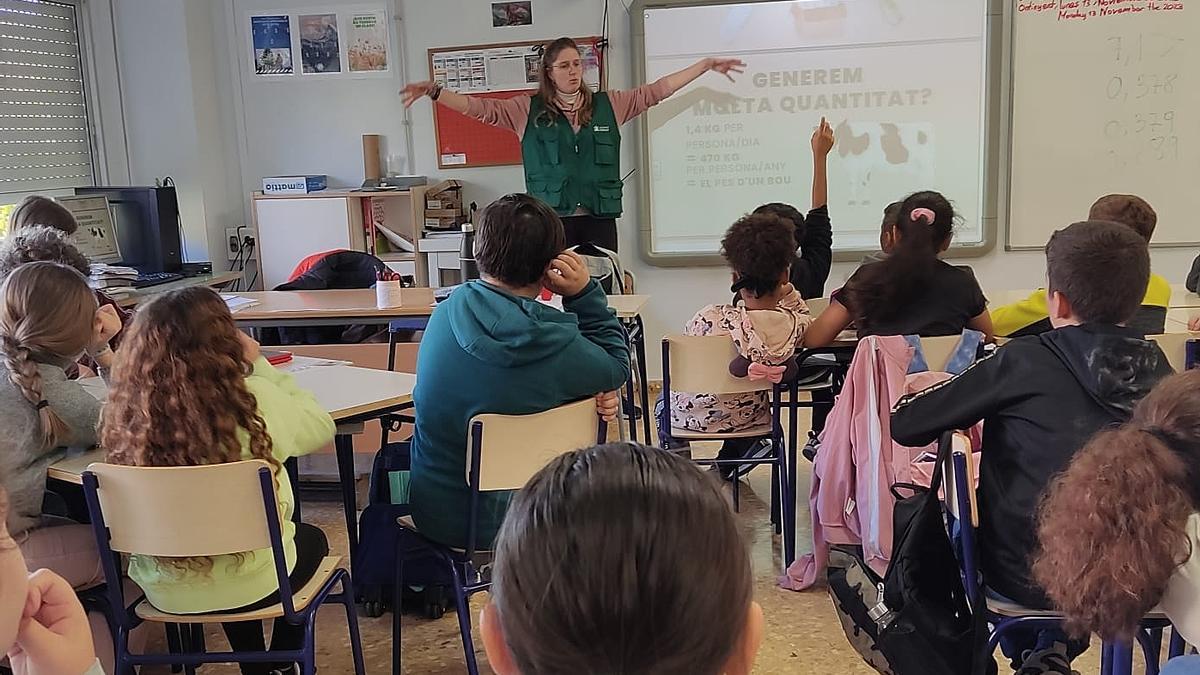 Una actividad en un colegio de Ontinyent para fomentar el reciclaje.