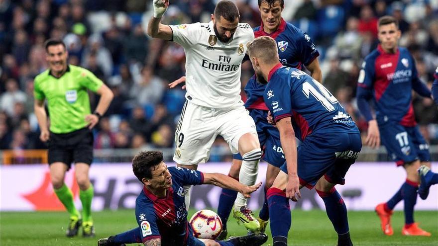 Benzema evita el sonrojo del Real Madrid ante el colista (3-2)