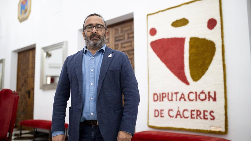 El presidente de la Diputación de Cáceres espera que Pedro Sánchez continúe como presidente &quot;para que no ganen los que cuestionan la democracia&quot;