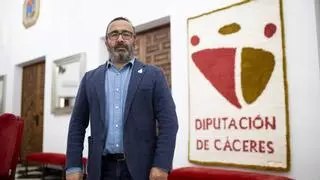 El presidente de la Diputación de Cáceres espera que Pedro Sánchez continúe como presidente "para que no ganen los que cuestionan la democracia"