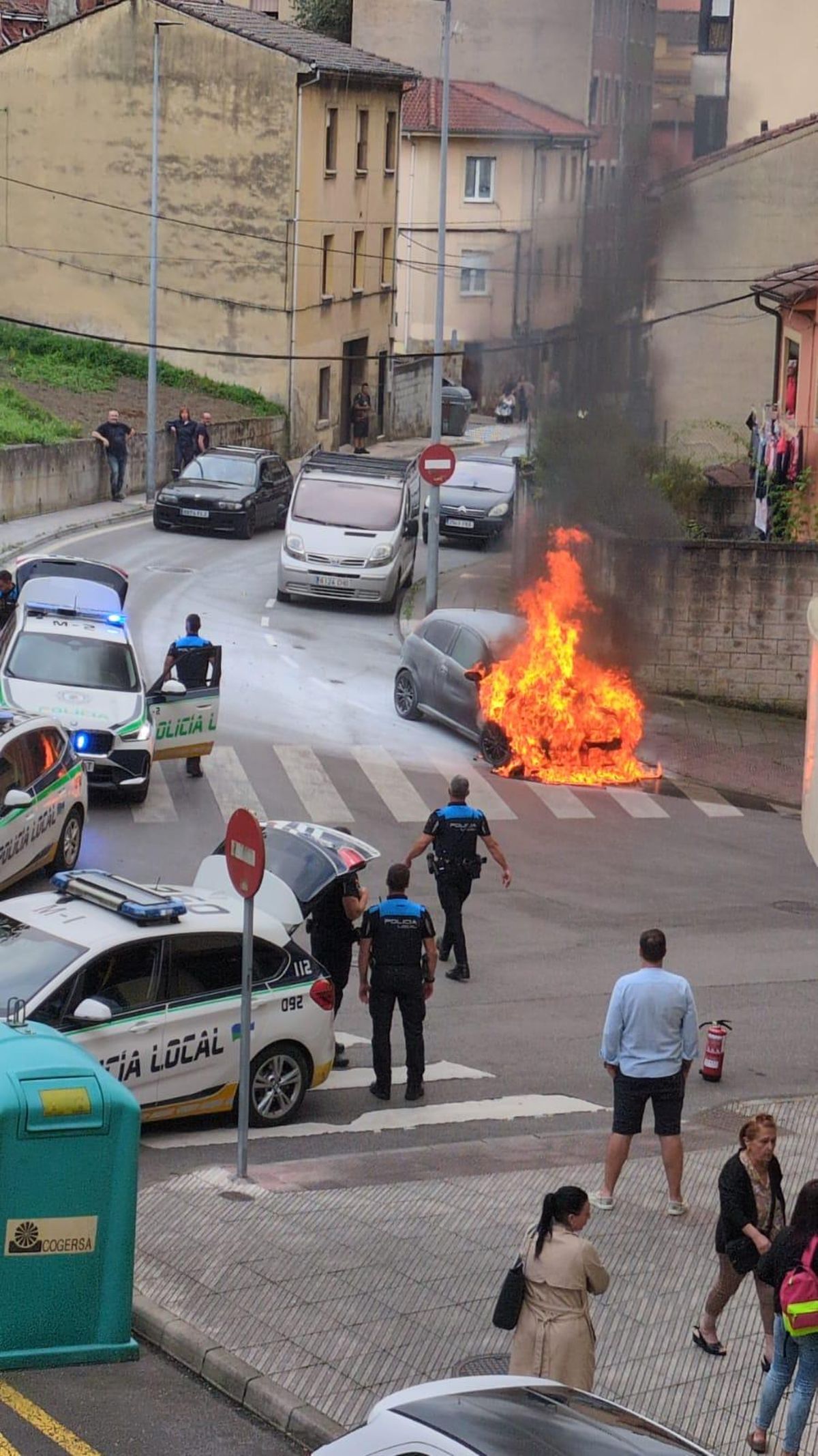 El coche incendiado.