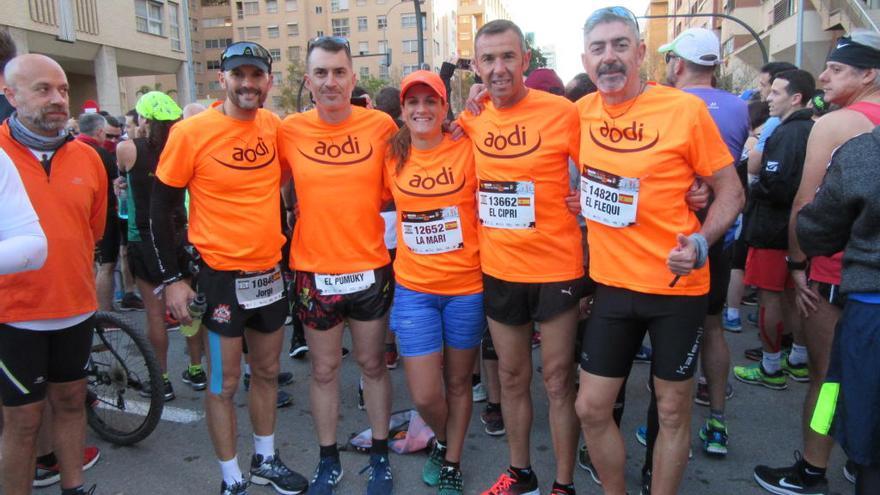 Los cinco guardias que corrieron la maratón de València.