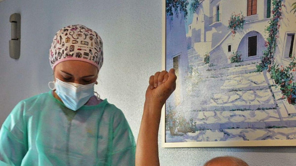 Diego Romero, the first vaccinated in a nursing home in Elche, yesterday. | INFORMATION Diego Romero, the first vaccinated in a nursing home in Elche, yesterday. | INFORMATION