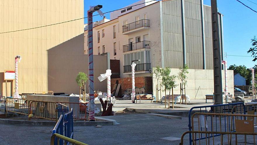 La nova plaça del carrer la Llotja de Roses està gairebé a punt