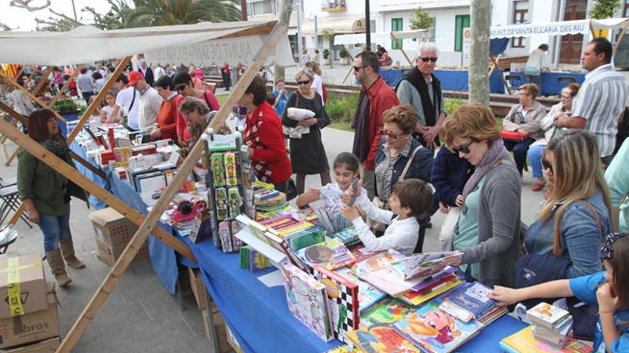 Los niños se divierten mirando los libros infantiles en uno de los estands.