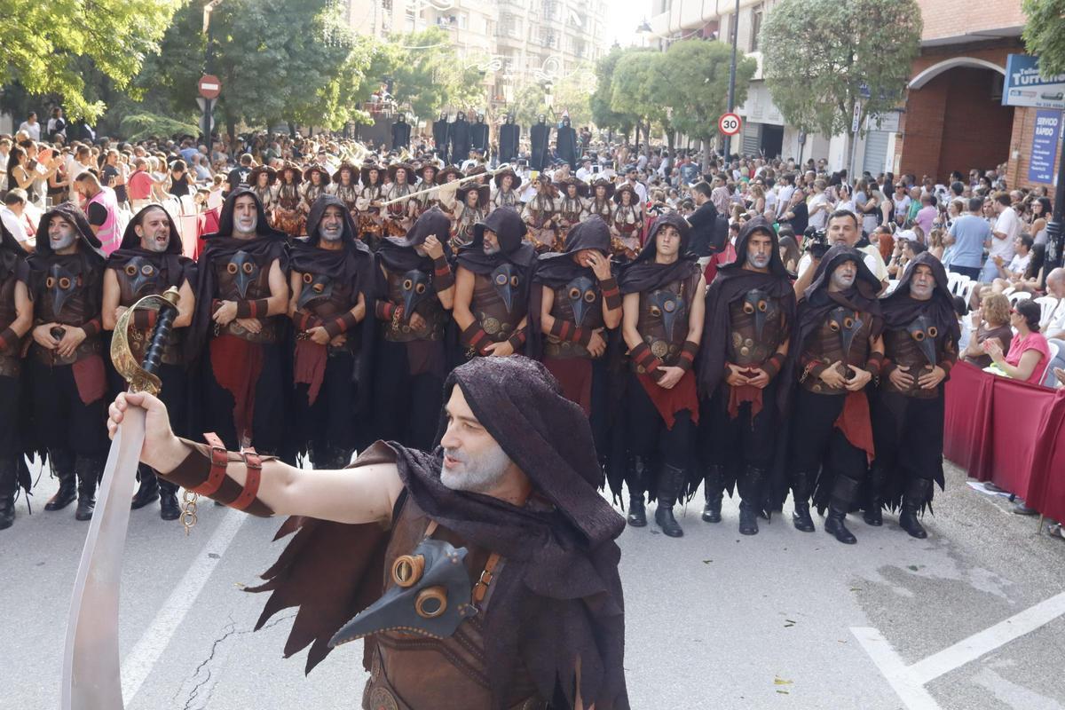 Festeros de una comparsa cristiana desfilando en la Entrada de 2025.