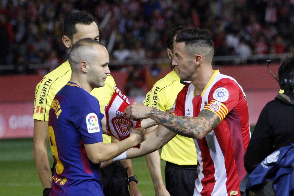 Iniesta i Aday Benítez intercanvien banderins en el Girona-Barça del 2017