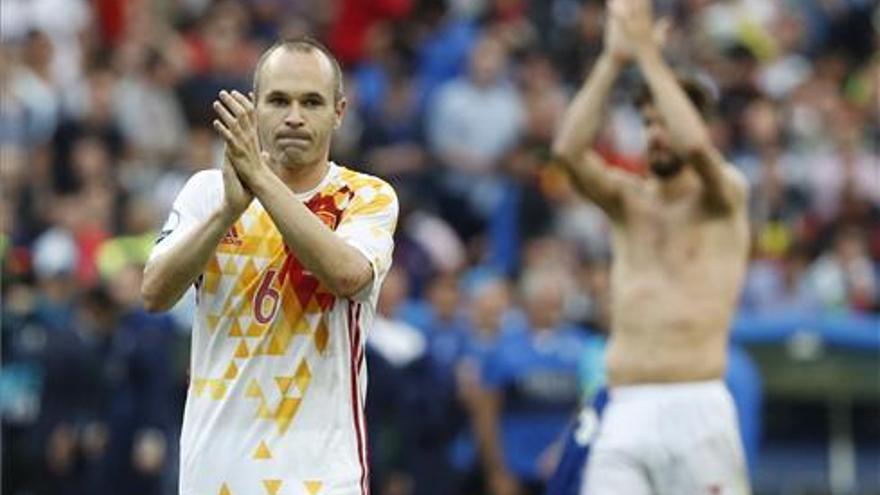 Iniesta: &quot;Nos hemos equivocado en la primera parte&quot;