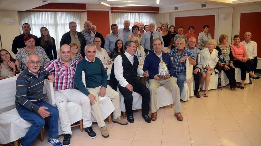 Los feligreses con el homenajeado prior en el centro sujetando el regalo. // Rafa Vázquez