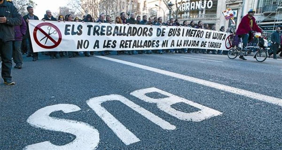 Treballadors de TMB, ahir, durant la seva marxa lenta per la Gran Via camí de la plaça de Sant Jaume. Treballadors de TMB, ahir, durant la seva marxa lenta per la Gran Via camí de la plaça de Sant Jaume.