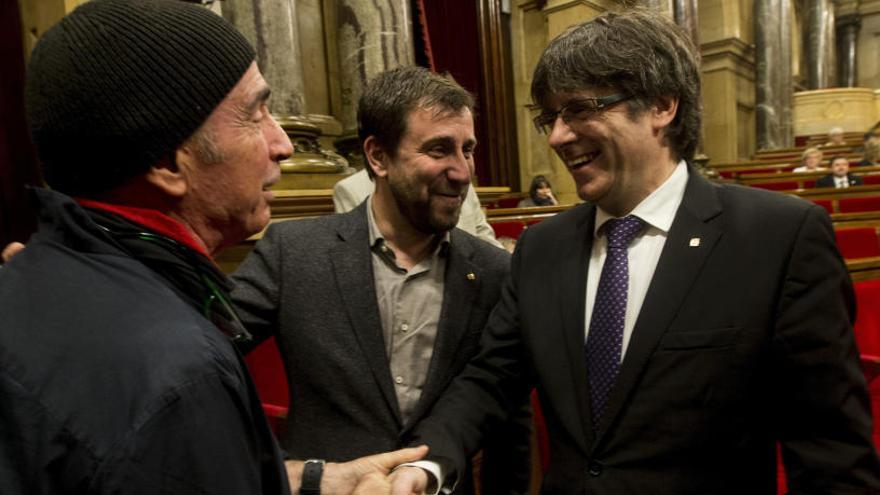 Carles Puigdemont se saluda con Lluís Llach.