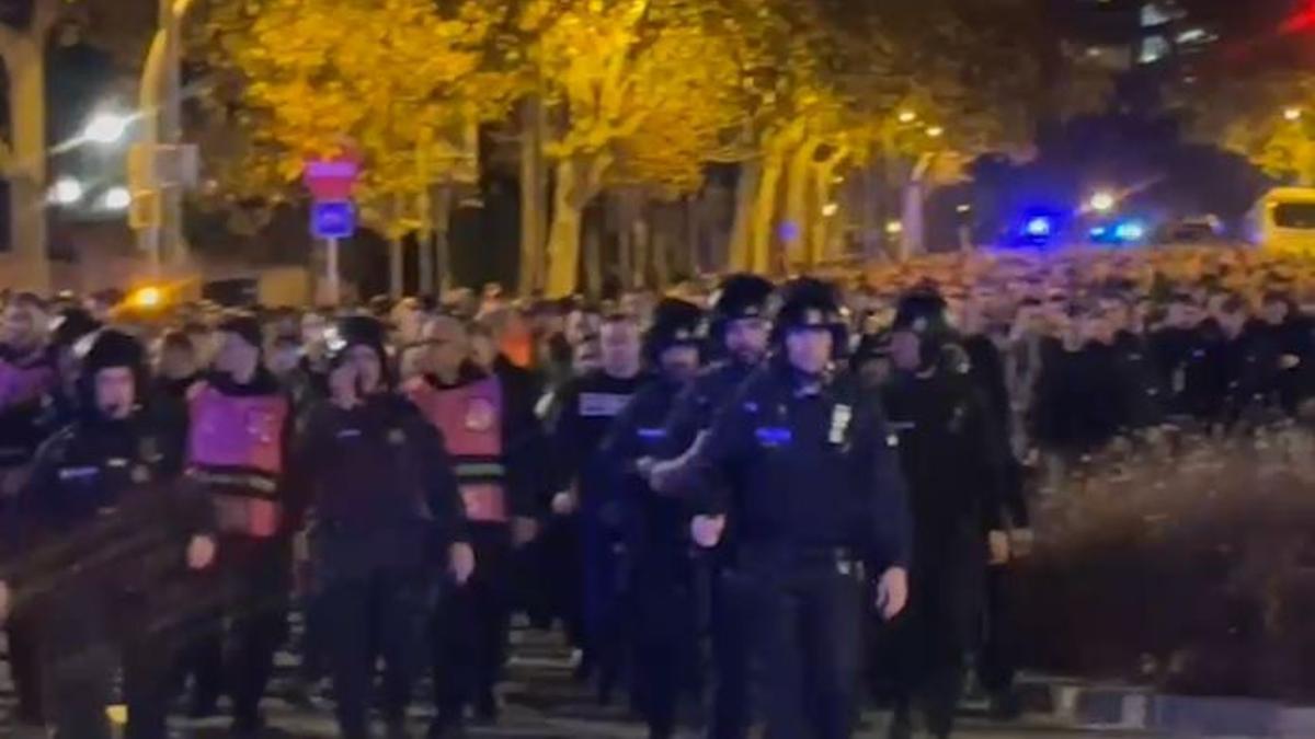 تجمع أكثر من 2000 مشجع ألماني في برشلونة لدخول ملعب كامب نو وسط إجراءات أمنية مشددة