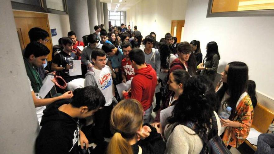 Alumnos en uno de los pasillos de un aulario del campus de Barredo.
