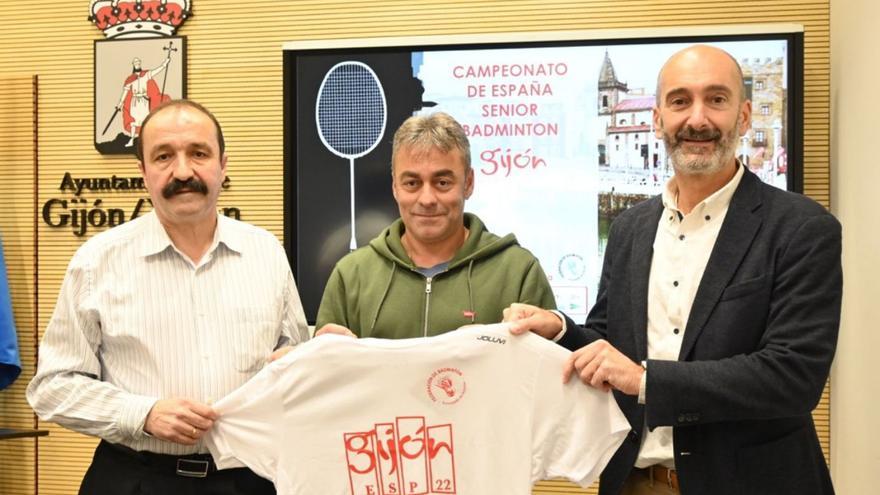 Nicolás García, José Ramón Tuero y Andoni Azurmendi, ayer, en la presentación del campeonato. | Angel González