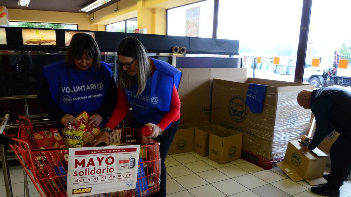 Personas voluntarias en el Mayo Solidario en el supermercado en Bueu.