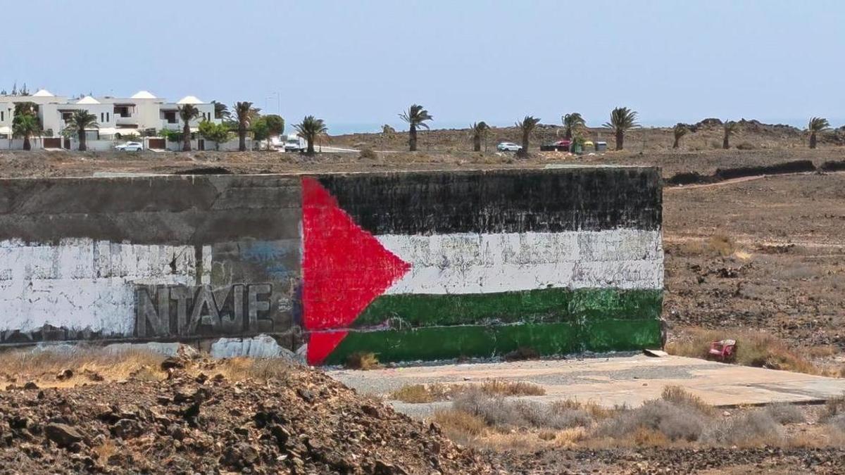 El colectivo Lanzarote con Palestina elimina las pintadas xenófobas del mural de Costa Teguise