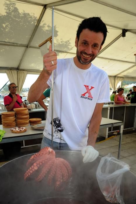 El pulpo en todas sus variedades toma el paseo marítimo de A Illa - El Club de Piragüismo organiza el último evento gastronómico del verano para conseguir financiación para la presente temporada