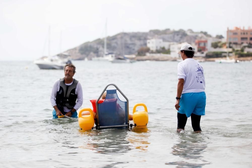 Los voluntarios y profesionales de ''Un mar de posibilidades'' construyeron una plataforma de madera que flota gracias a dos kayaks