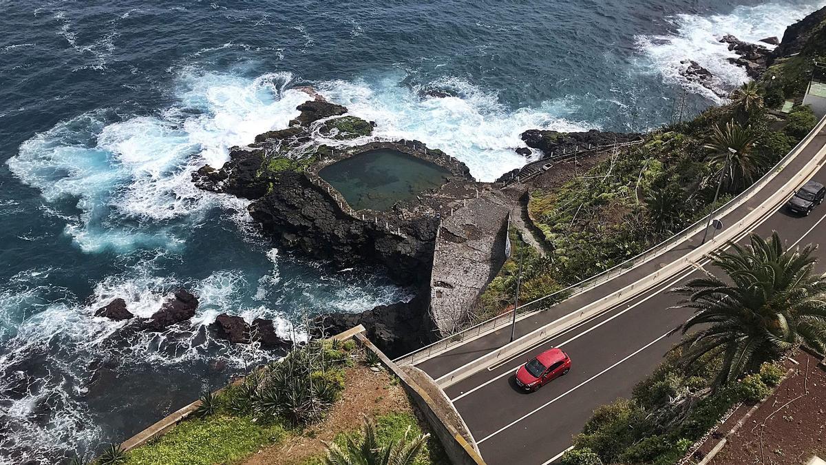 La piscina de la Laja de la Sal, en Puerto de la Cruz, tiene una ubicación privilegiada, escalera de acceso, amplias zonas de solarium y jardines, pero todo está completamente abandonado. | | R.S.