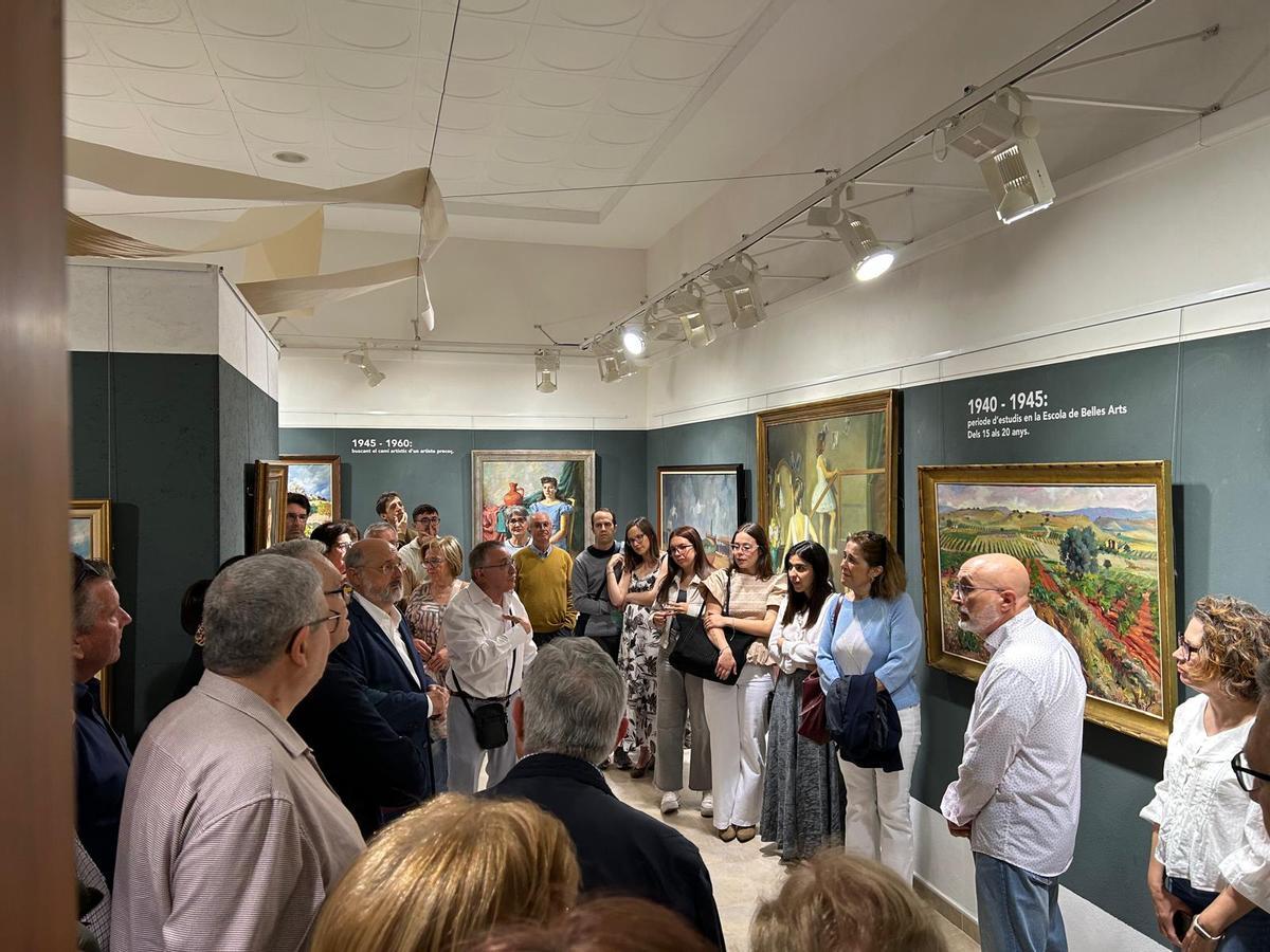 Los comisarios explican algunas obras en la inauguración de la exposición.