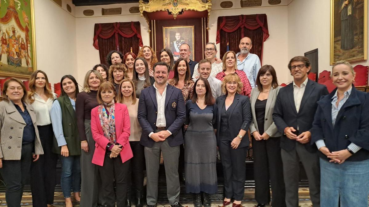 Los interinos, con el alcalde y concejales