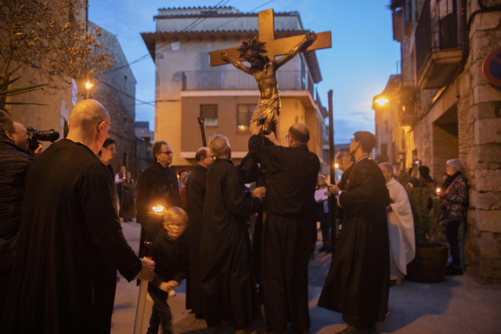 Peralada treu al Sant Crist Negre en processó invocant la pluja