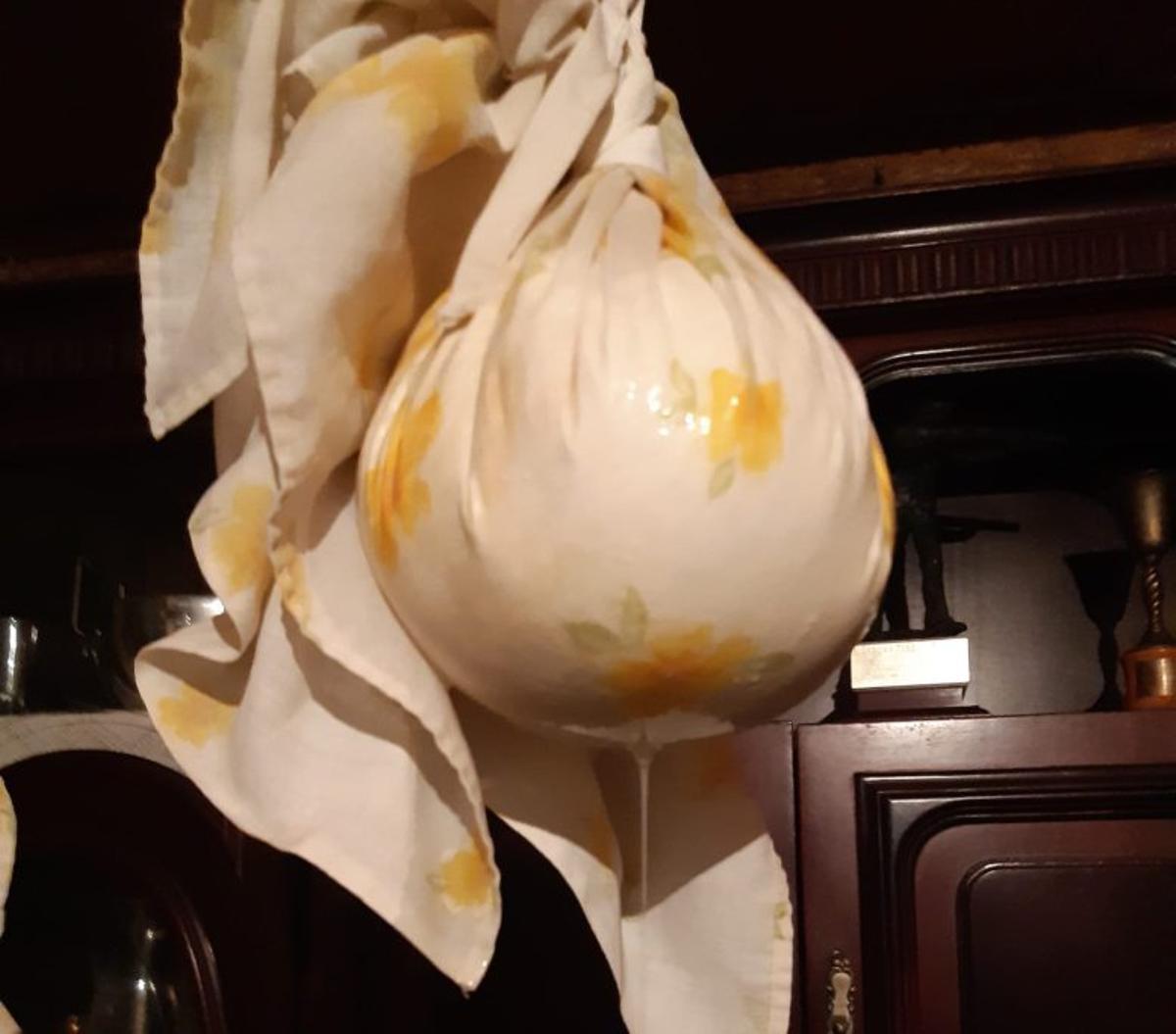 CuAJADA ARTESANAL. Se utilizan alrededor de 30 litros de leche para obtener apenas un kilo de queso. | LNE