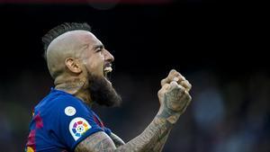 Arturo Vidal celebra su gol al Alavés en el Camp Nou,