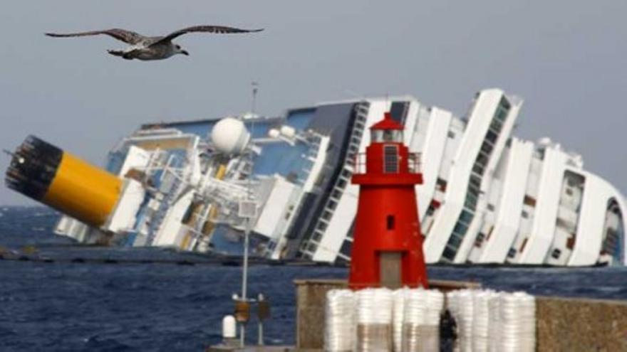 El Costa Concordia permanecerá encallado todo el año