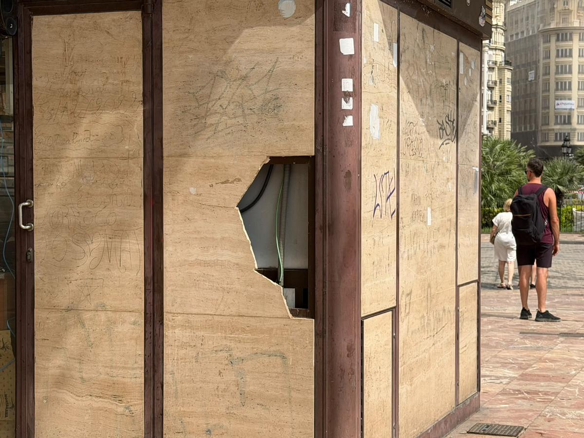 Más desperfectos de los puestecitos de la Plaza de Ayuntamiento