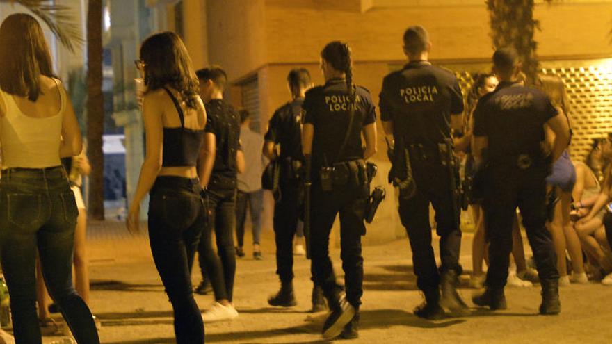 Agentes de la Policía Local de Elche, durante la Roà el pasado año