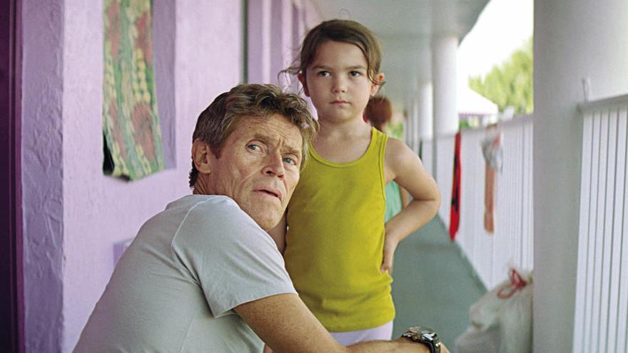 La niña actriz Brooklynn Prince y Willem Dafoe, en una imagen de &quot;The Florida Project&quot;.